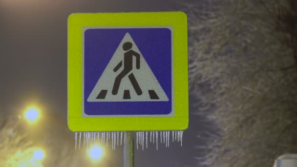 panneau de signalisation sur glace. Pluie gelée .