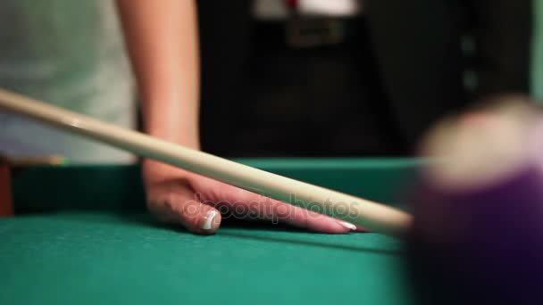 Man teaches Woman to play pool — Stock Video