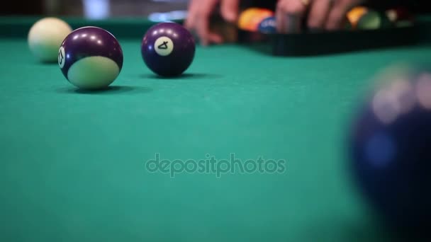 Mãos masculinas configurando bolas piscina bilhar tabela — Vídeo de Stock