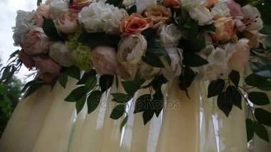 Çiçeklerle süslenmiş düğün kemeri