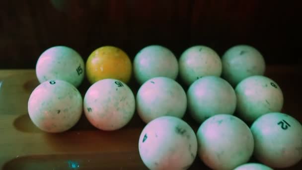 Бильярдные шары на полке — стоковое видео