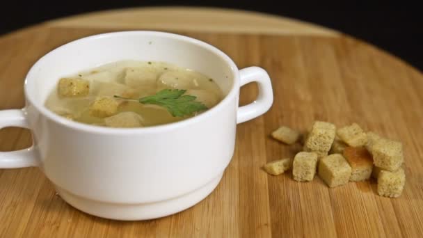 croûtons tombe dans la soupe de poulet Mouvement lent 