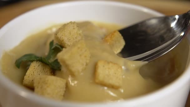 Versuch, Pilzcremesuppe in Zeitlupe zu löffeln — Stockvideo