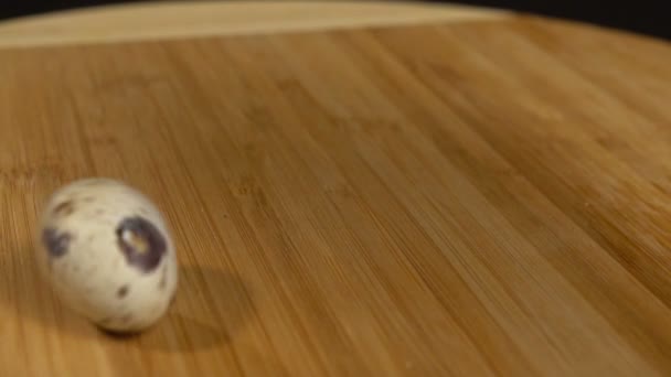 Oeuf de caille filant sur une planche à découper. Mouvement lent — Video