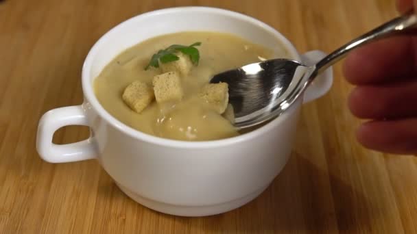 Tratando de cuchara sopa de crema de champiñones cámara lenta — Vídeos de Stock