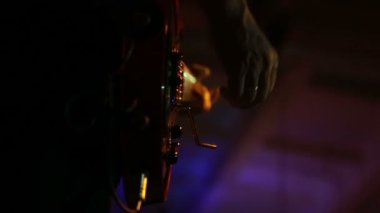 rock gitaristi bir konserde canlı eylem