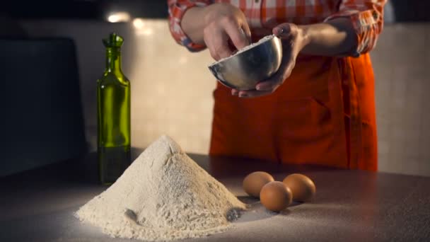 Koch gießt Mehl für Pizza. Zeitlupe — Stockvideo