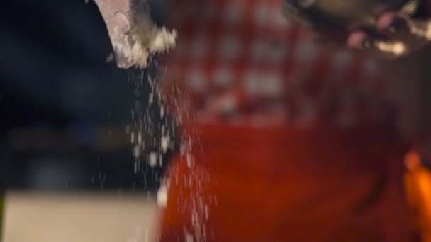 De chef-kok giet de bloem voor het deeg. Slow motion — Stockvideo