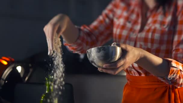 Kuchař nalévá mouky na těsto. Zpomalený pohyb — Stock video
