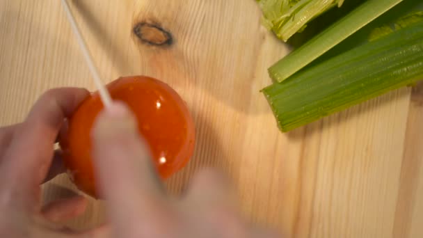 O cozinheiro corta um tomate. Movimento lento — Vídeo de Stock