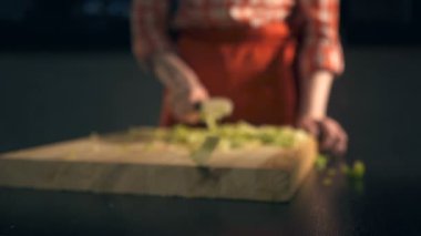 Aşçı kereviz keser. Ağır çekim