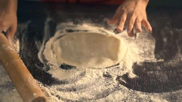 Chef preparando masa de pizza. Moción lenta — Vídeo de stock