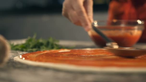 Hacer pizza, esparcir salsa de tomate . — Vídeo de stock