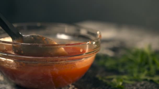Fabricante de pizza extendiendo salsa de tomate — Vídeo de stock
