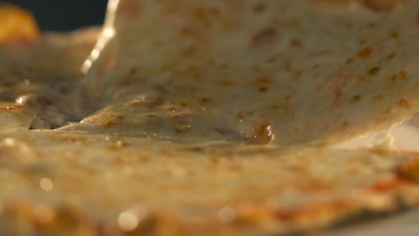 Tar bit pizza, smält ost droppande. Slow Motion — Stockvideo