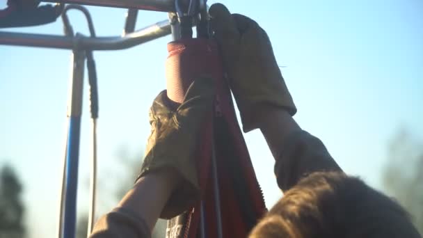Adam bir balon uçuş için hazırlanıyor — Stok video