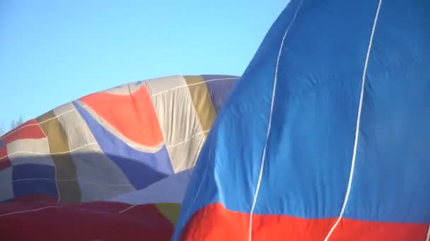 Forró levegő léggömb repülés előkészítése. felfújja a buborék. — Stock videók