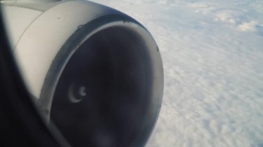 Bulutların üzerinde uçak türbin uçak yolcu pencere görünümünü yaslanmış