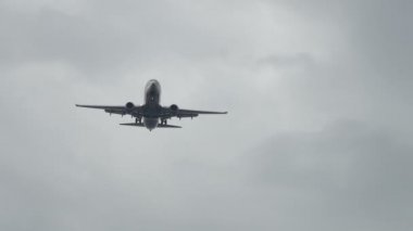 açılış bir Havaalanı'nda uçak. Alt görünümü.