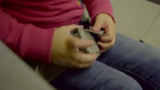 Junges Mädchen legt den Seegürtel des Flugplans — Stockvideo