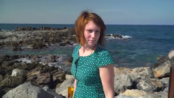 Deniz kıyısında yürüyen genç kadın — Stok video