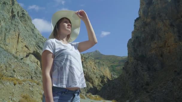 Жінка дивиться мальовничими краєвидами через Каньйон. Острів Крит — стокове відео