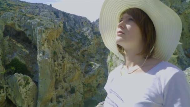 Vrouwelijke lettend op schilderachtig uitzicht over canyon. — Stockvideo