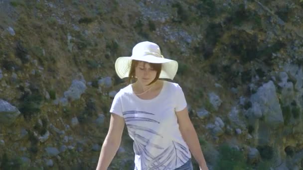 Feminino assistindo vistas pitorescas através do cânio.Ilha de Creta — Vídeo de Stock