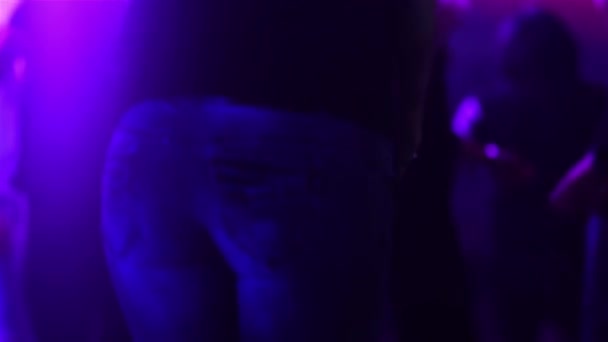 Mädchen tanzen im Club von hinten. Zeitlupe — Stockvideo