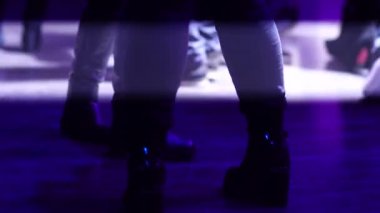 kulüpte dans bacaklar.