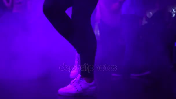 Piernas de una chica bailando en el club . — Vídeo de stock