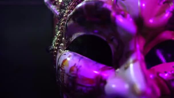 Maska wenecka w nocnym klubie, ozdoba — Wideo stockowe