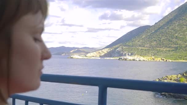 Mujer sentada en el balcón del hotel y mirando a la laguna del mar — Vídeo de stock