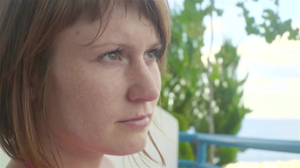 Femelle assis sur le balcon de l'hôtel et regardant à la mer lagune — Video