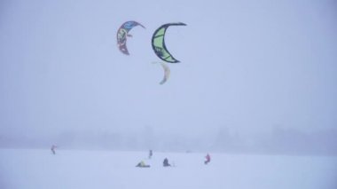 Kışın kar kış sahada kiting. Kar yağışı
