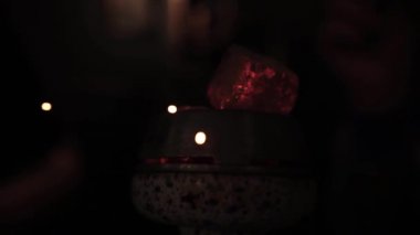 Kömürü nargile kase closeup içinde. ağır çekim