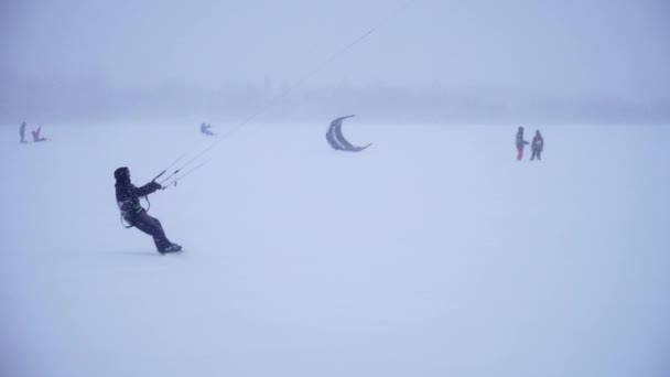 Sporcular kayaklar ve snowbords kiting meşgul. — Stok video