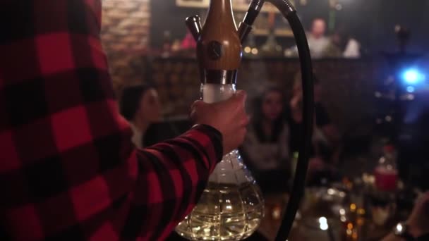 Hookahman は、水ギセルを水ギセル カフェになります。スローモーション — ストック動画