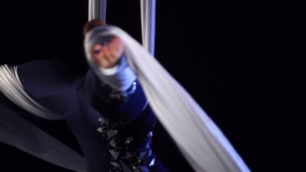 Танцовщица на воздушном шелке, воздушном изгибе, воздушных лентах. Slow Motion — стоковое видео