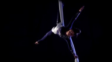 Kız dansçı hava ipek. Ağır çekim. Hava jimnastik. Akrobatik gösterisi.