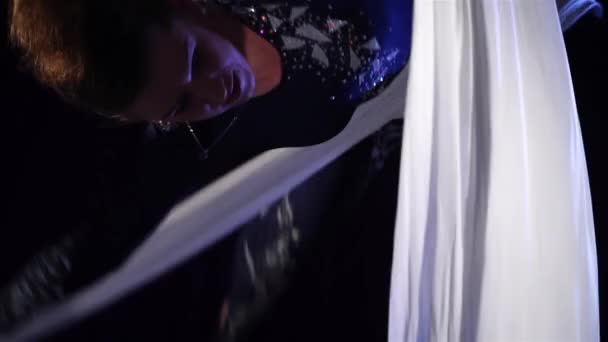 エアリアル ・ シルク、空中のゆがみ、空中リボンの女性ダンサー。スローモーション — ストック動画