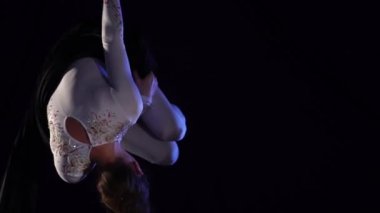 Kız dansçı hava ipek. Ağır çekim. Hava jimnastik. Akrobatik gösterisi.