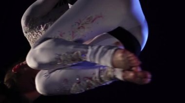 Kız dansçı hava ipek. Ağır çekim. Hava jimnastik. Akrobatik gösterisi.