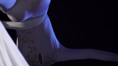 Kız dansçı hava ipek. Ağır çekim. Hava jimnastik. Akrobatik gösterisi.