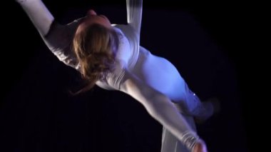 Beyaz ipek onu göstermek terbiye ile kadın hava jimnastikçi. Ağır çekim.