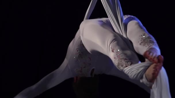 エアリアル ・ シルク、空中のゆがみ、空中リボンの女性ダンサー。スローモーション — ストック動画
