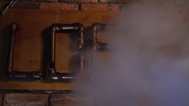 Letrero de la barra en la que está escrito el loft. Inscripción de tubos metálicos en el humo — Vídeo de stock