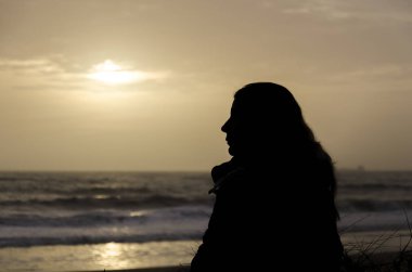 Yürüme ve hareket eden ile fotoğraf çekmek tek kadın arka ışık