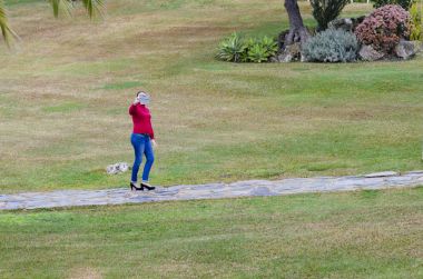 Yürüme ve hareket eden ile fotoğraf çekmek tek kadın arka ışık