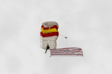 Paraşütçü İspanya bayrağı ile